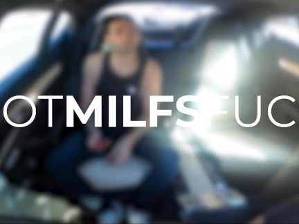 Skylar MILF глубоко глотает Hitachi