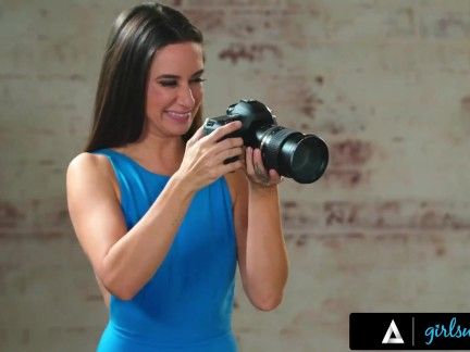 Страстная модель в колледже лесбийская фотосессия