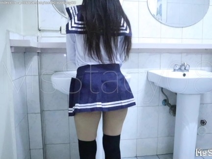 Школьница трахается на улице