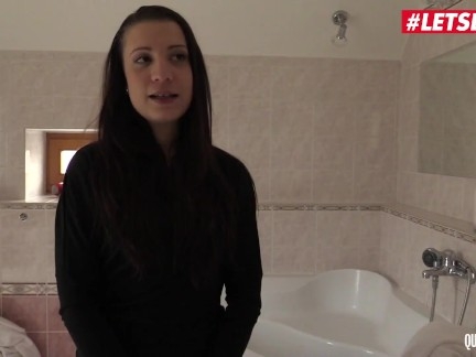 Брюнетка Therese Bizzare в экстазе