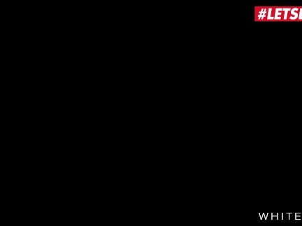 Сексуальная брюнетка просыпается с членом