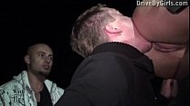 Модель мейнстрима снимается в порно в ПУБЛИЧНОЙ секс-гэнг-бэнг-оргии