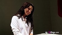 Семяизвержение по-собачьи 18-летней брюнетки